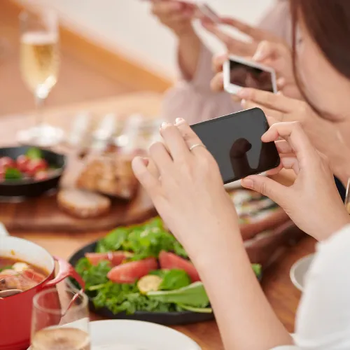 食事をスマホで撮る手元