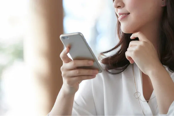 穏やかにスマホを見る女性