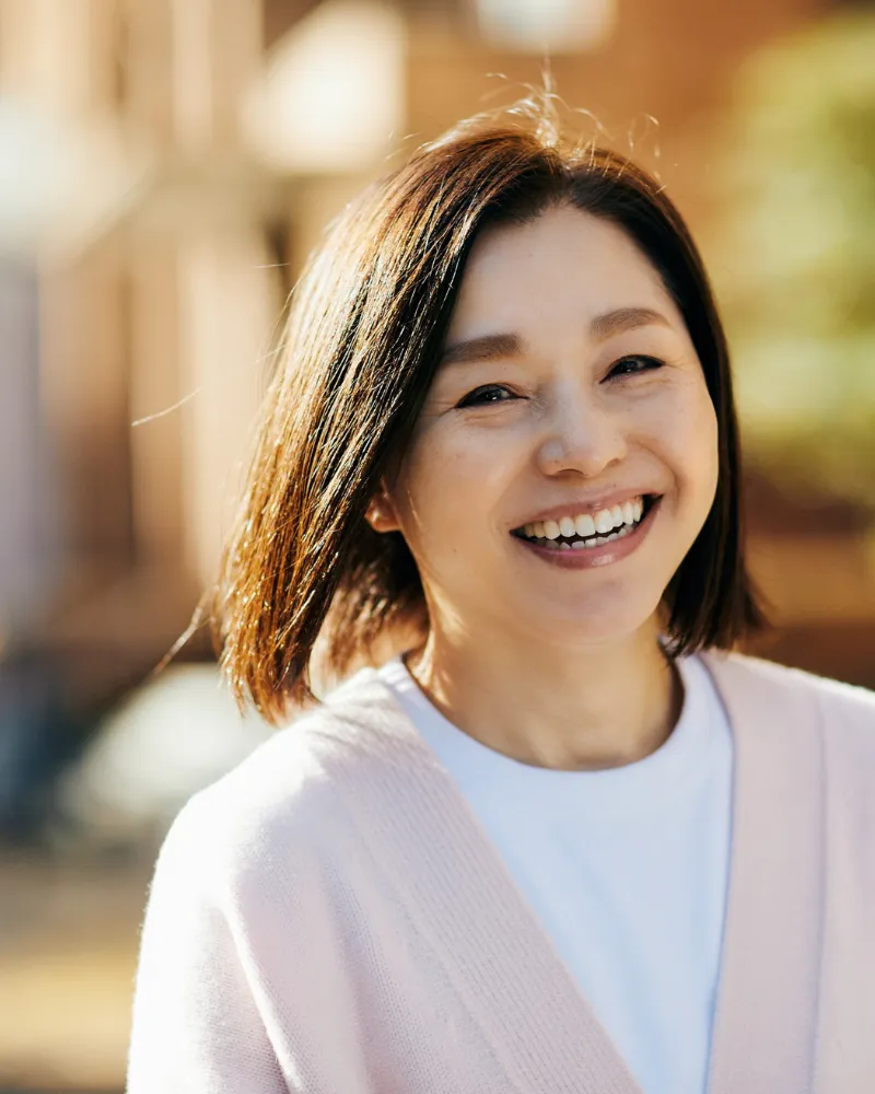 明るく外を歩く笑顔の女性